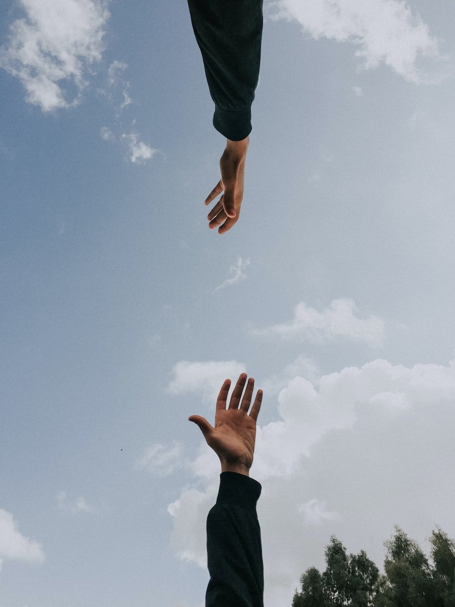 relation d'aide two person's arms
